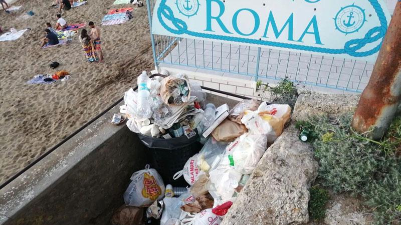 Castiglioncello, la scala verso la baia del Quercetano diventa una discarica