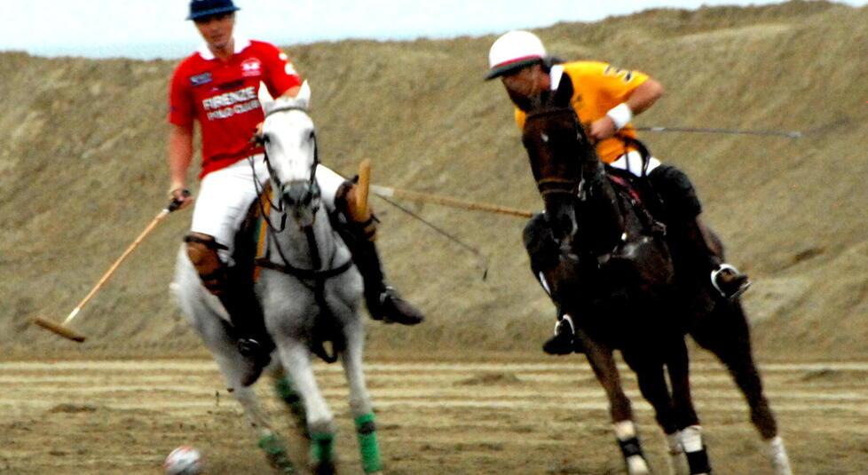Polo Cavalli e fantini sulla spiaggia per il terzo torneo “Figli del vento Cup”