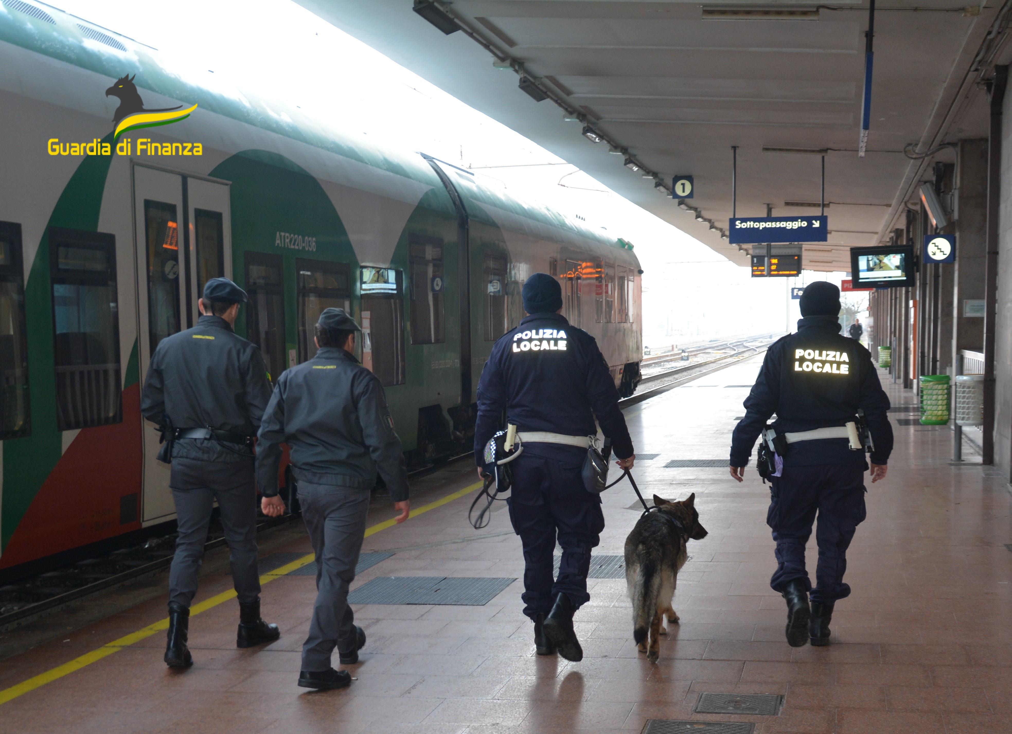 Un controllo della guardia di finanza in una stazione (foto d'archivio)