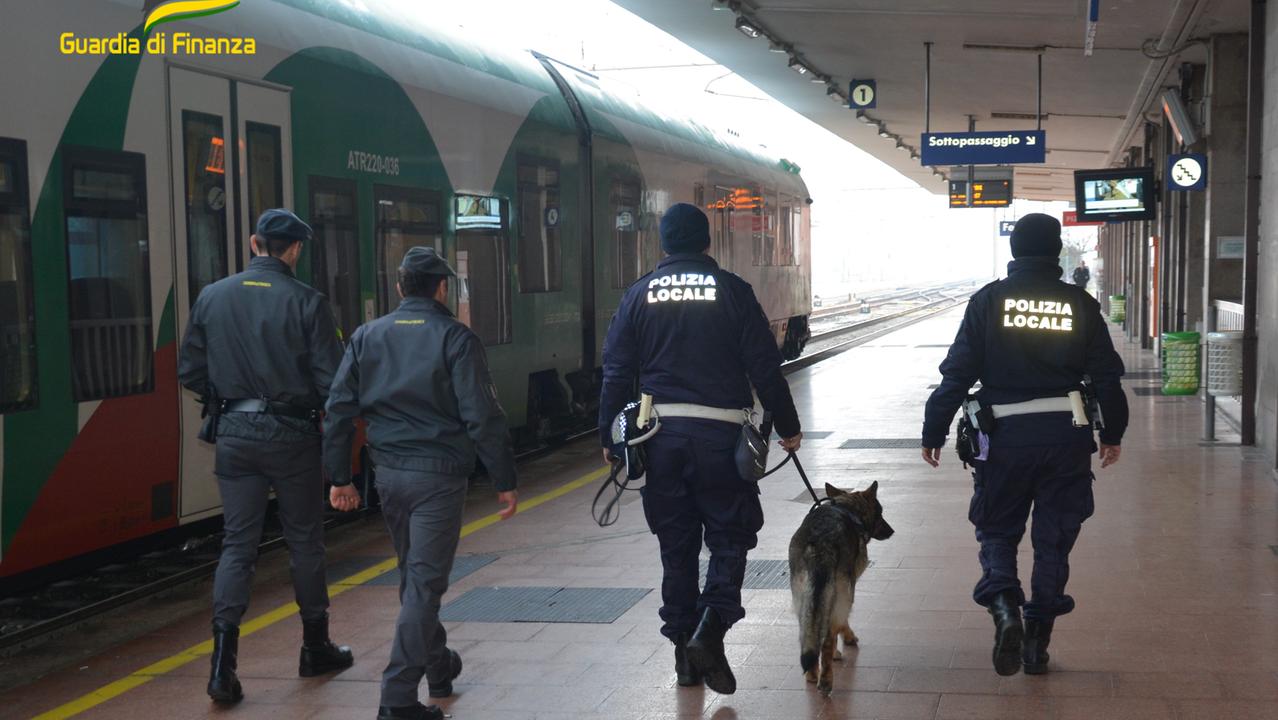 Un controllo della guardia di finanza in una stazione (foto d'archivio)