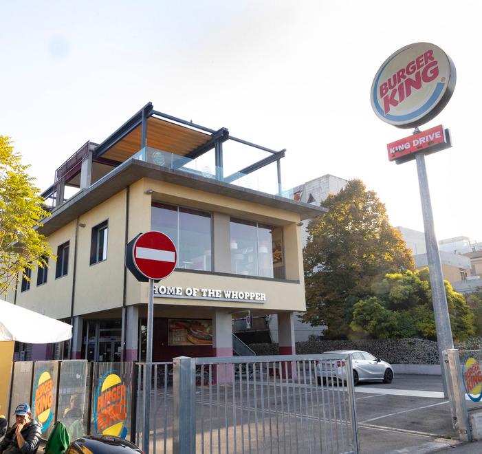 Modena, spaccata nella notte al Burger King 