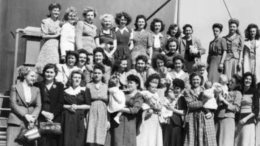 Una foto di gruppo delle spose di guerra 