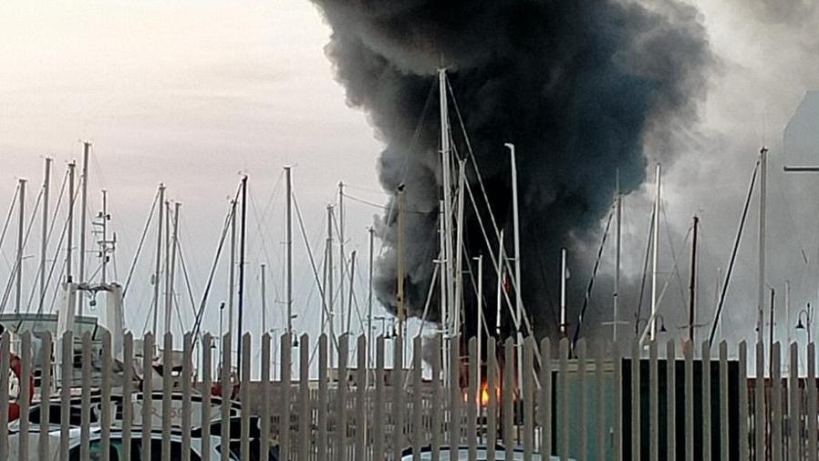 Porto Torres, fiamme e fumo nella banchina “alti fondali”