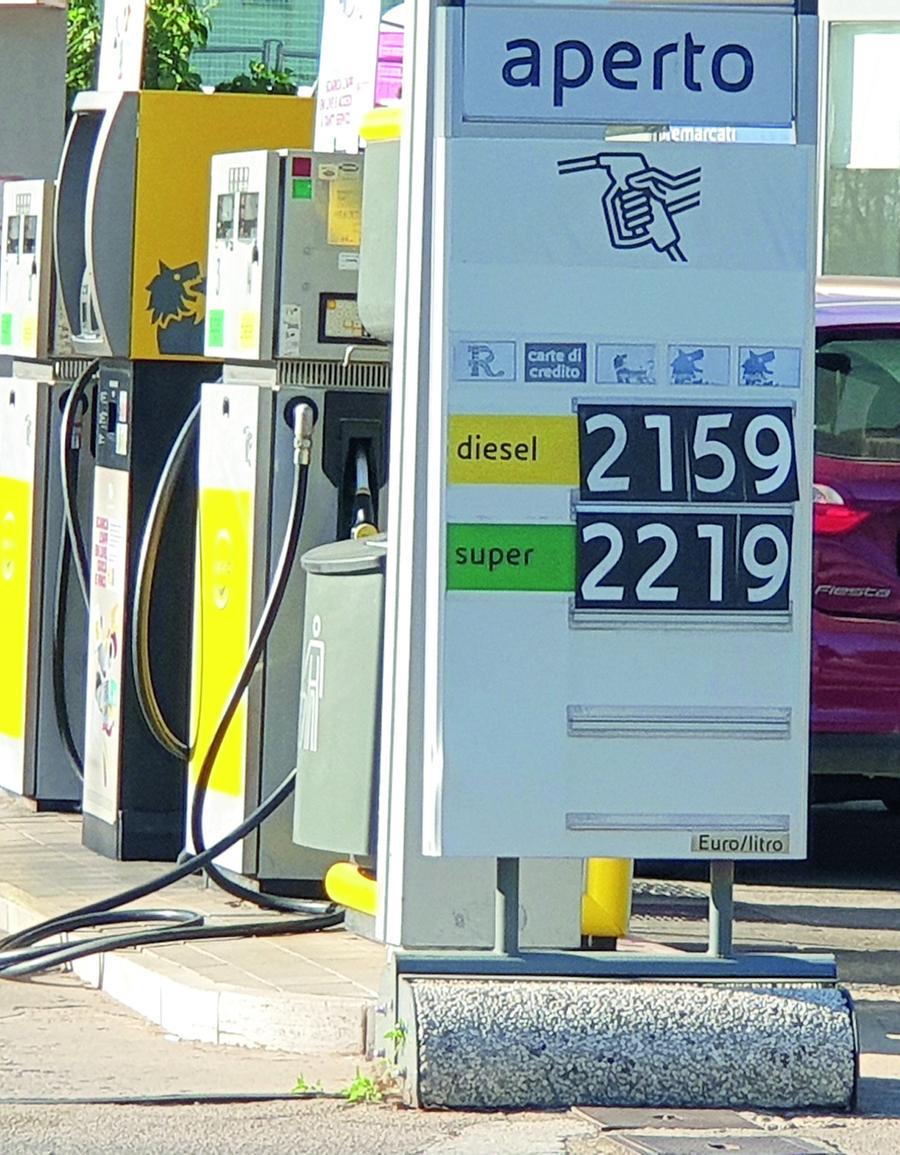 Benzina e gasolio alle stelle: l’isolamento fa salire il prezzo