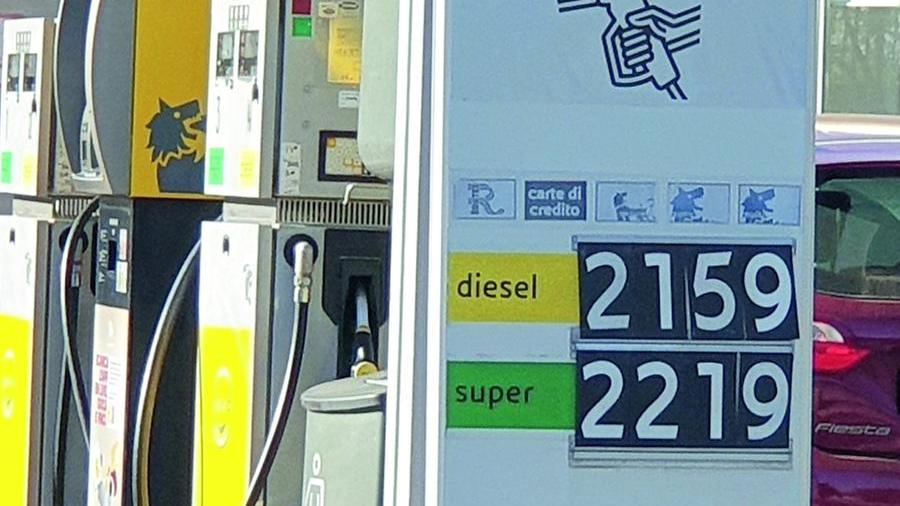 Benzina e gasolio alle stelle: l’isolamento fa salire il prezzo