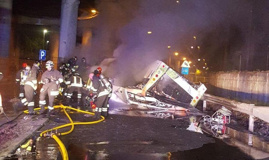 Mestre, morti nel bus precipitato. Un testimone: «Ho sentito frenata, pensavo fosse un treno»