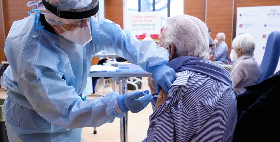 Covid, a Livorno vaccini già esauriti: «Impossibile prenotare un appuntamento»