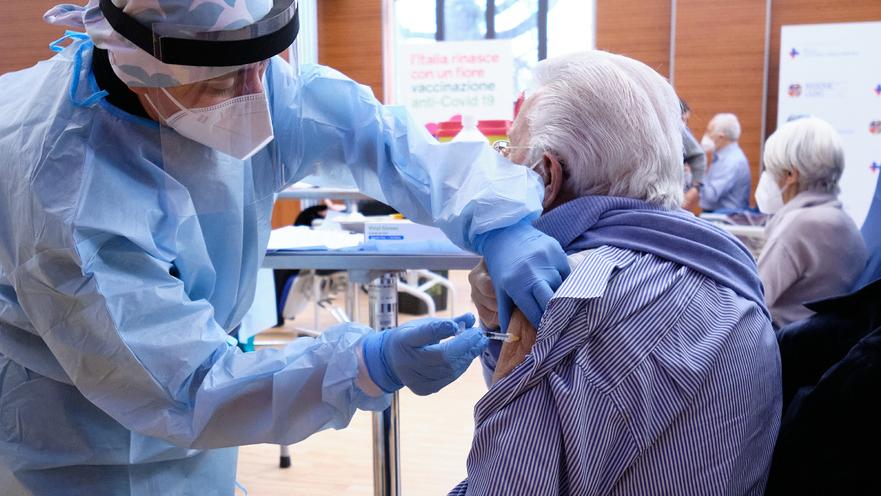 Covid, a Livorno vaccini già esauriti: «Impossibile prenotare un appuntamento»