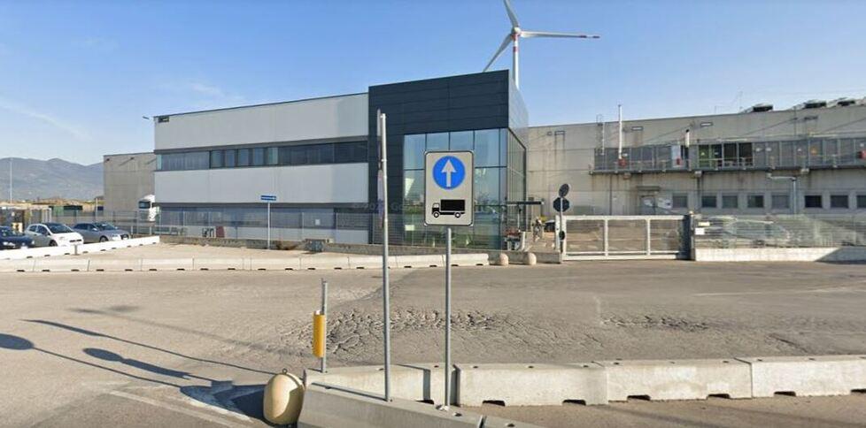 Il centro logistico di via Alberto Carpi a Pontedera