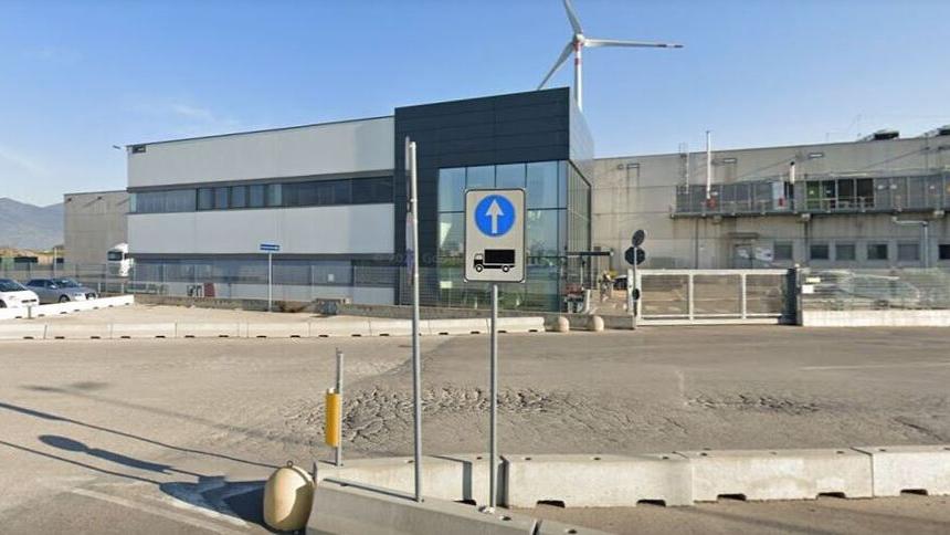 Il centro logistico di via Alberto Carpi a Pontedera