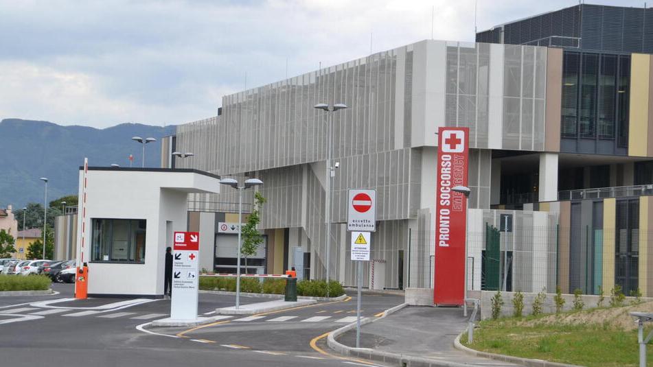 Lucca, tre medici rinviati a giudizio: accusati di “ritardo globale” nella valutazione del paziente