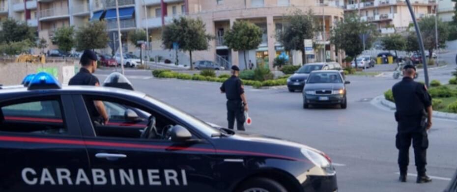 Prato, deposito di droga nella casa abbandonata: il blitz, lo zaino nascosto e i due arrestati