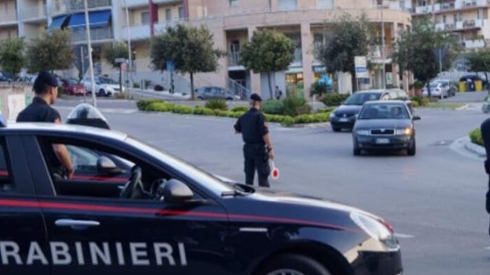 Prato, deposito di droga nella casa abbandonata: il blitz, lo zaino nascosto e i due arrestati
