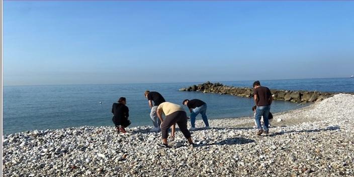 Massa, gli studenti studiano i ciottoli per capire il fenomeno dell’erosione del litorale
