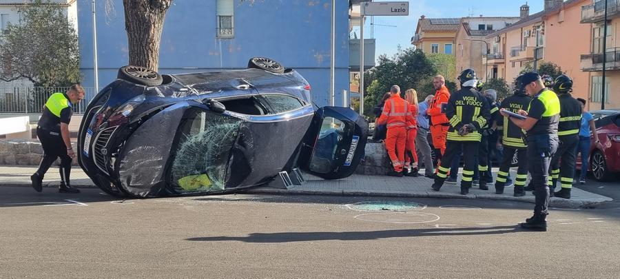 
	I vigili del fuoco attorno all'auto ribaltata

