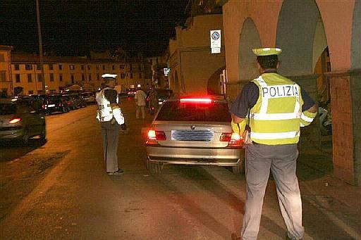 Prato, molesta tre ragazze in piazza Mercatale e viene arrestato