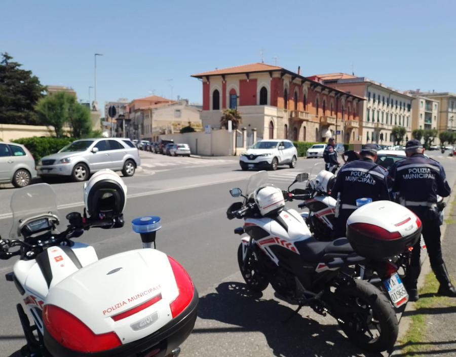 LIVORNO polizia municipale davanti alla baracchina bianca, sanzioni per chi svolta a six