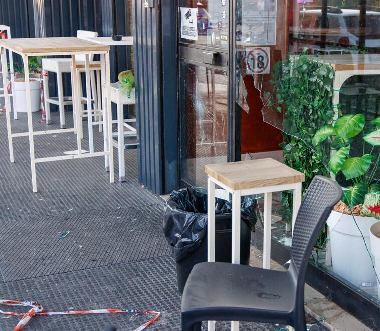 Ferrara. Big Town, scena muta di Piccinini. La vetrina rotta dal fratello di Buzzi