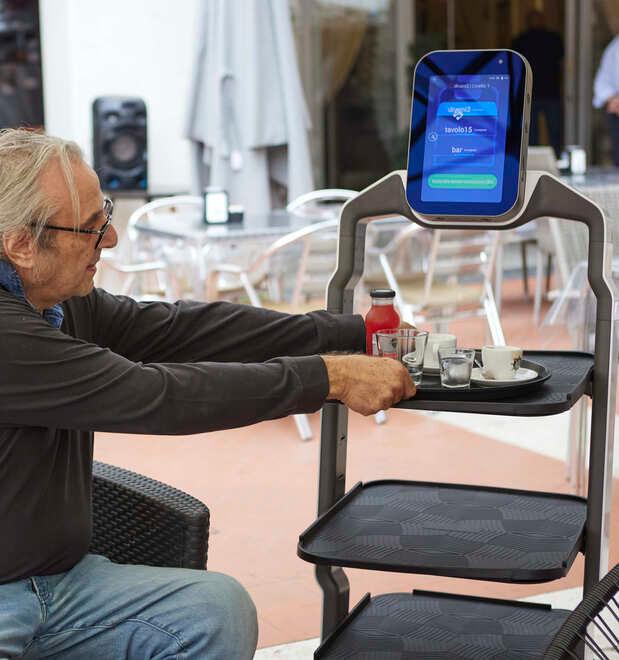 Ferrara. Un robot-cameriere tra i tavolini: «Fa le consegne, anche in camera». Video