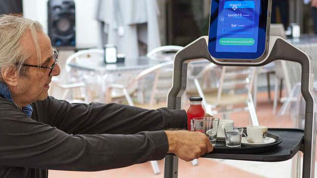 Ferrara. Un robot-cameriere tra i tavolini: «Fa le consegne, anche in camera». Video