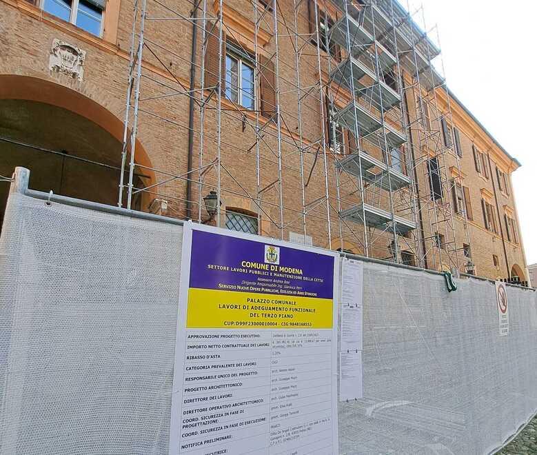 Modena. Installati i ponteggi intorno al municipio: lavori al terzo piano e alla copertura<br type="_moz" />
