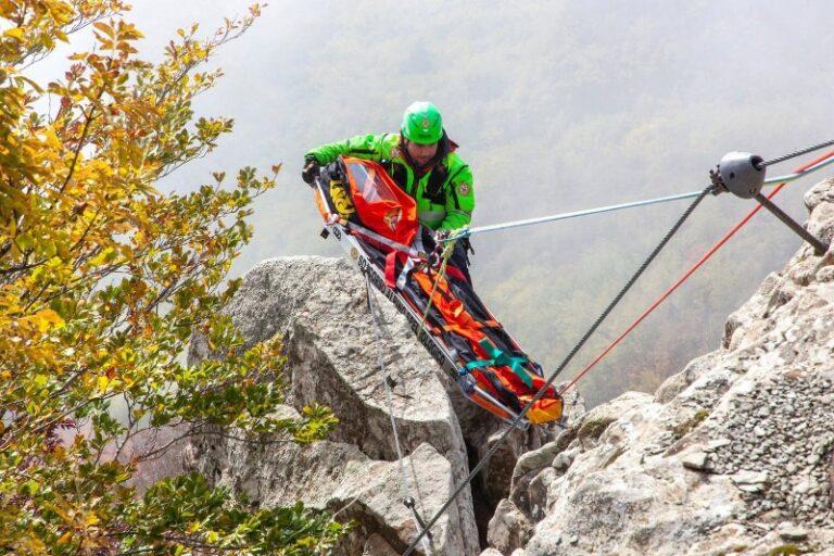 Due alpinisti bloccati su una parete rocciosa