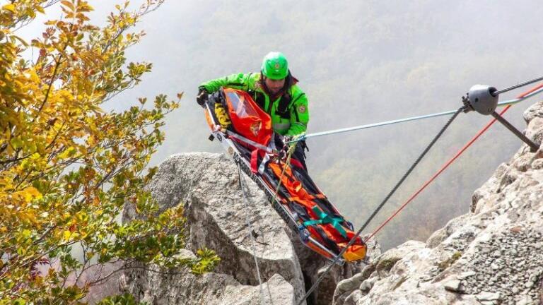 Due alpinisti bloccati su una parete rocciosa