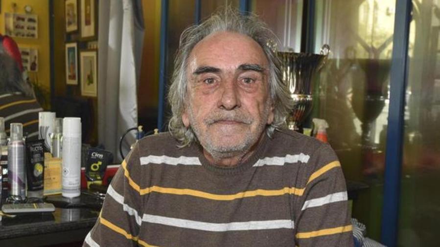 Lo storico parrucchiere di Grosseto nella bottega in cui ha lavorato fino a pochi giorni prima del malore fatale
