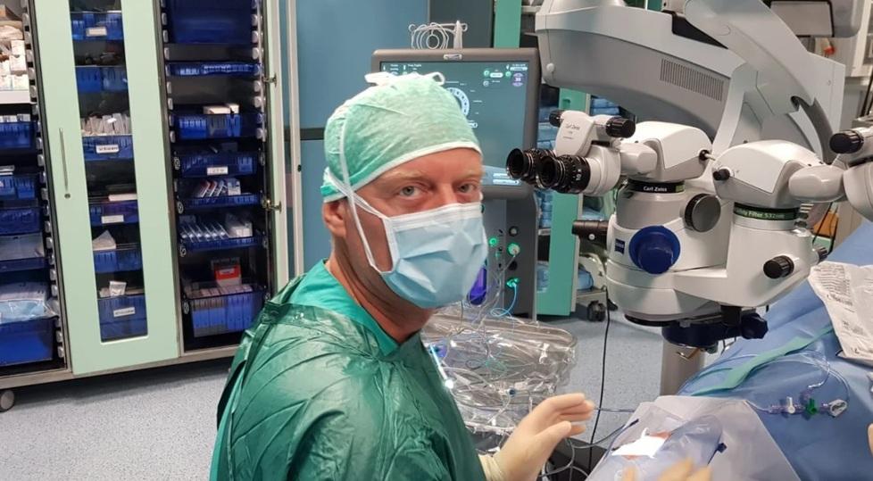 Giamberto Casini specializzato in chirurgia della retina in sala operatoria