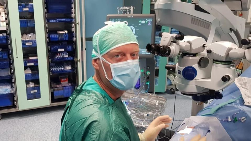 Giamberto Casini specializzato in chirurgia della retina in sala operatoria