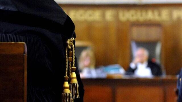 Pisa, otto mesi in carcere con l’accusa di violenza sessuale e poi assolto: 68enne chiede risarcimento