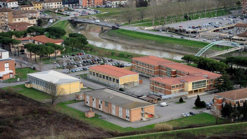 Pontedera, calci e pugni tra studenti al villaggio scolastico: due liti con feriti in poche ore