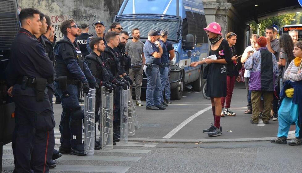 Firenze, sgomberato il circolo del Romito: ma due militanti resistono sul tetto
