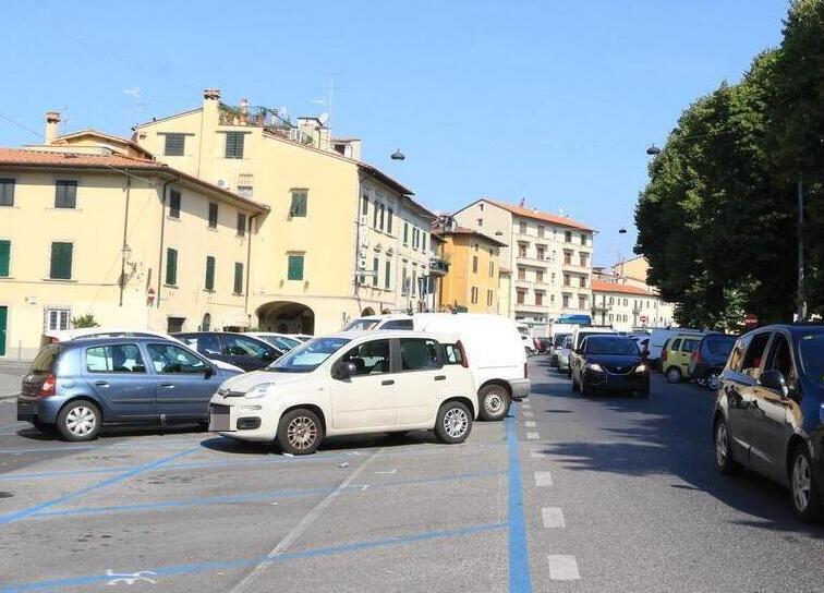 Prato, molesta tre ragazze in piazza: i palpeggiamenti, la fuga delle vittime e l’arresto
