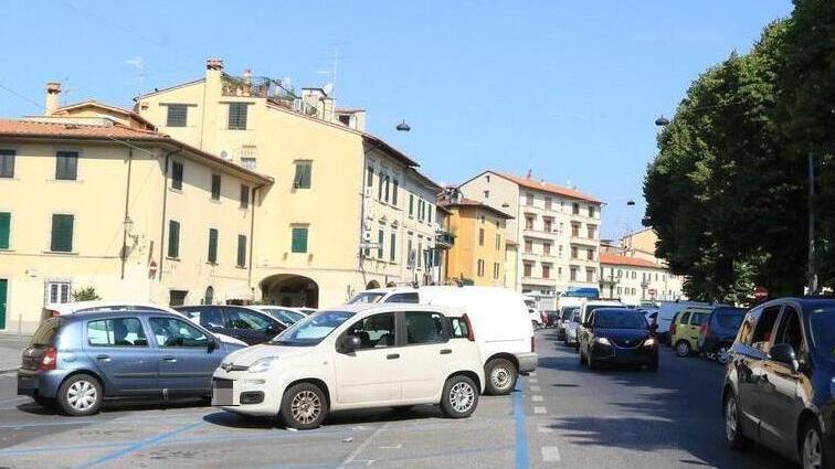 Prato, molesta tre ragazze in piazza: i palpeggiamenti, la fuga delle vittime e l’arresto