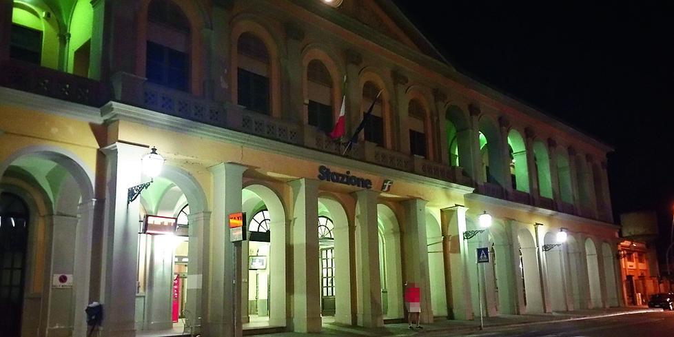 Lucca, paura alla stazione: punta una bottiglia di vetro all’addetto della biglietteria