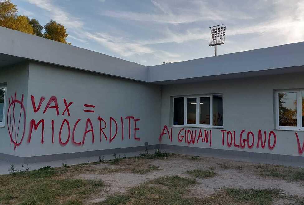 Grosseto, scuola imbrattata dai no vax sui muri scritte con lo spray. La risposta dei bimbi