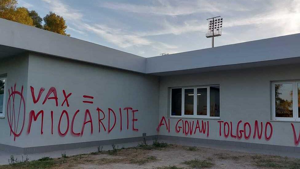 Grosseto, scuola imbrattata dai no vax sui muri scritte con lo spray. La risposta dei bimbi
