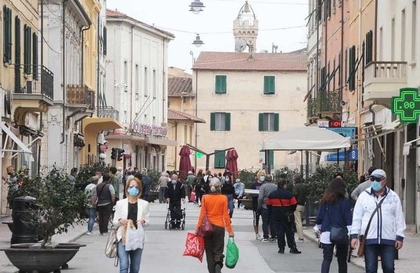 «Chiudiamo prima per non restare soli»: a Piombino i commercianti hanno paura