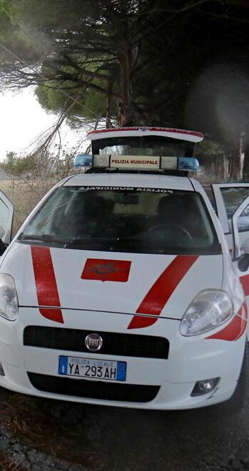 Collesalvetti, con l'auto travolge lo scooter e scappa: trovata, denunciata e sanzionata<br>

