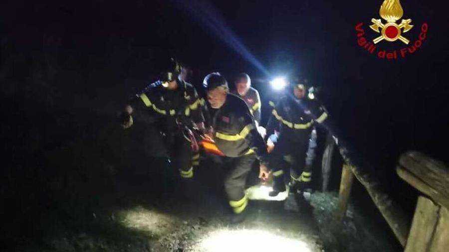 I soccorsi all'uomo precipitato nella scarpata