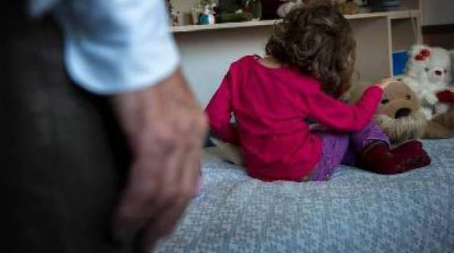 Bimba violentata in Val di Magra, i carabinieri arrestano il padre
