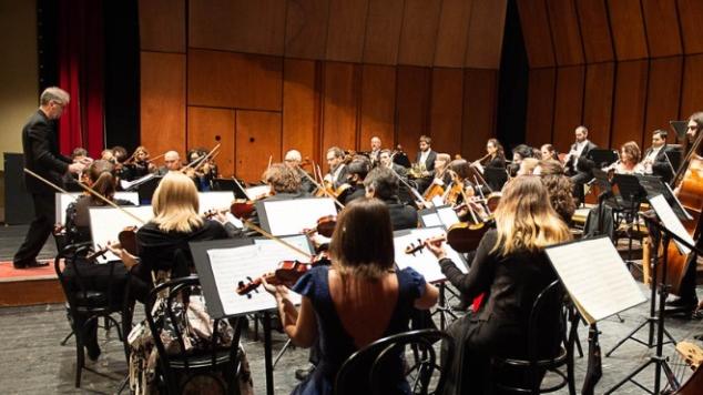 L’orchestra suona per accendere il dialogo<br type="_moz" />