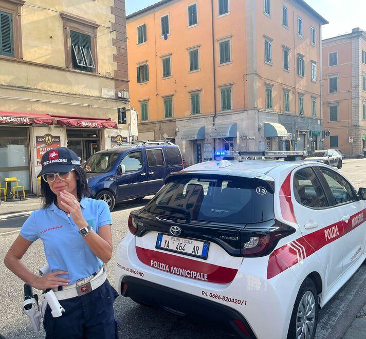 Un'agente della municipale sul posto (foto Franco Silvi)