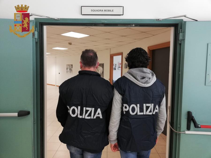 Carpi. Comprano cellulari per 1900 euro con documenti falsi: denunciati