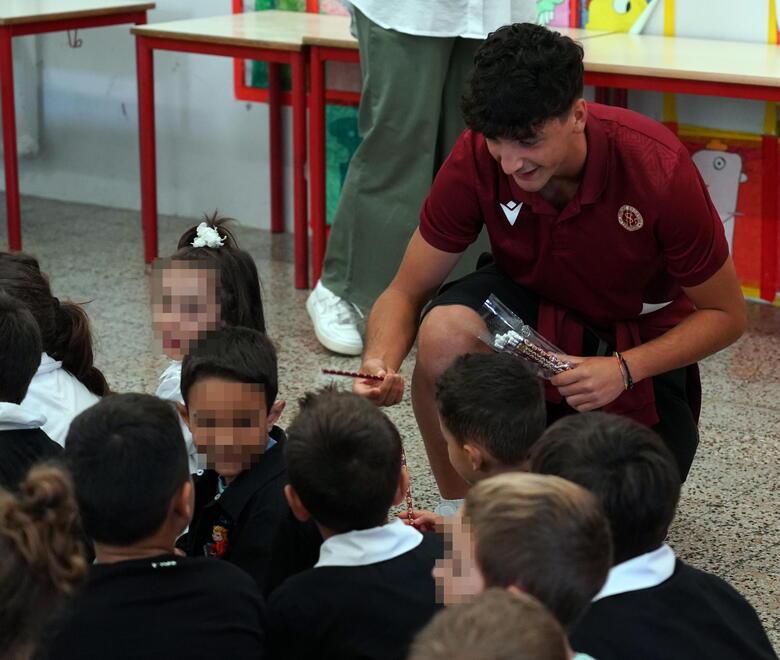 Lezione amaranto, per accendere il tifo giocatori del Livorno in classe tra emozione e cori<br>

