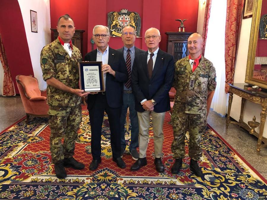 
	A sinistra&nbsp;il comandante della Brigata "Sassari", generale Stefano Messina. Al centro soci del Lions Club. A destra il comandante del 151&deg; reggimento, colonnello Alessio Argese

