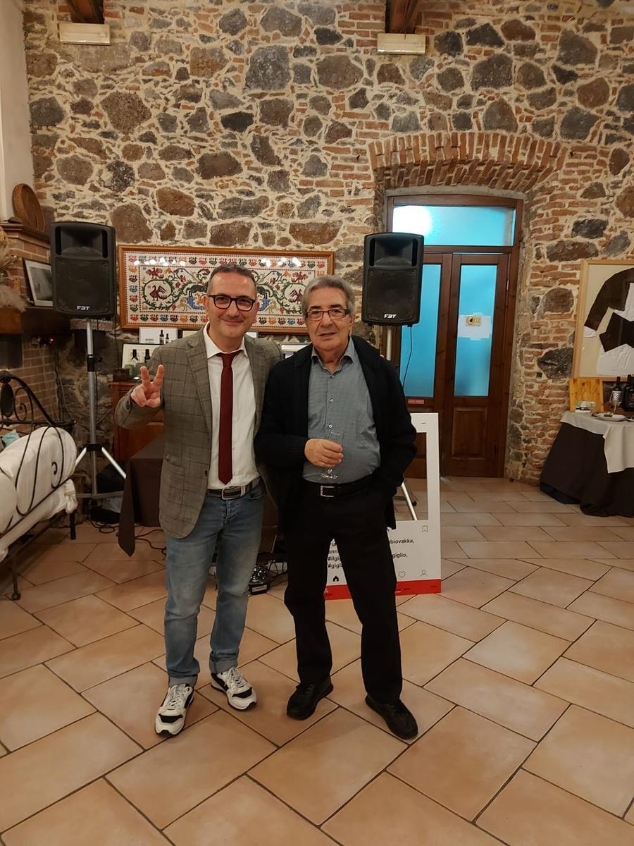 
	Nello Cocco con il figlio Corrado durante una delle tante serate di musica trascorse assieme (foto profilo Facebook)

