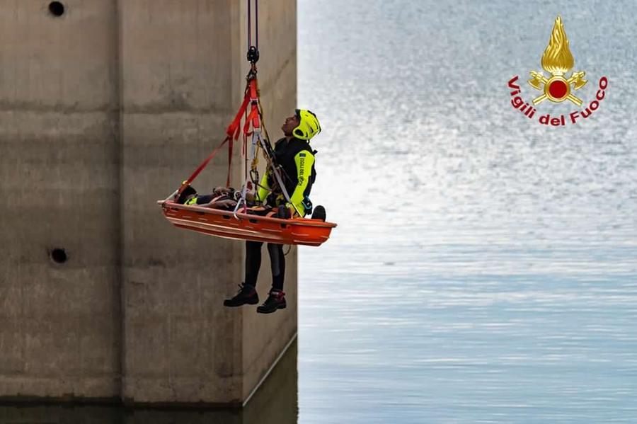 Affrontare incendi e alluvioni: grande esercitazione dei vigili del fuoco sul lago Omodeo