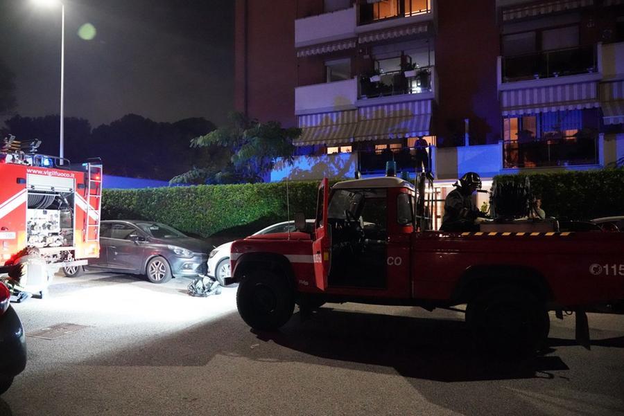 
	I vigili del fuoco in via Bernardo Prato (foto di Franco Silvi)


